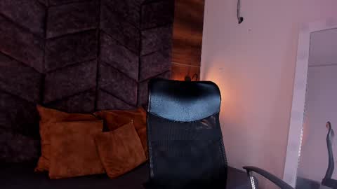 lauraagomezz__ online show from 02.04.25