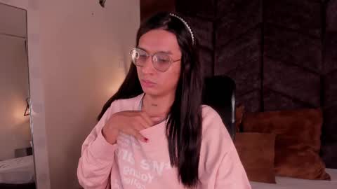 lauraagomezz__ online show from 02.25.25