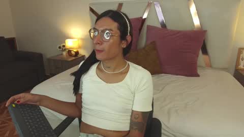 lauraagomezz__ online show from 02.28.25