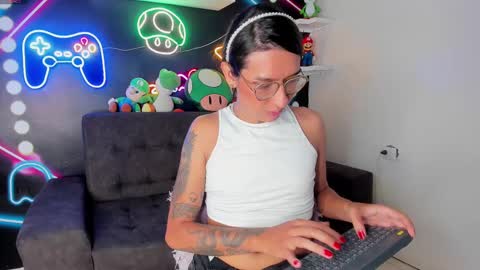 lauraagomezz__ online show from 03.04.25