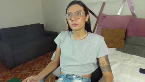 lauraagomezz__ online show from 03.11.25
