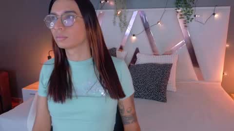 lauraagomezz__ online show from 09.20.25