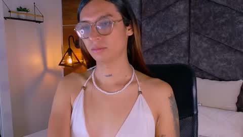 lauraagomezz__ online show from 09.29.25