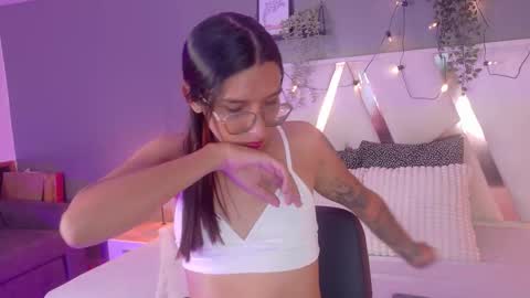 lauraagomezz__ online show from 10.04.25