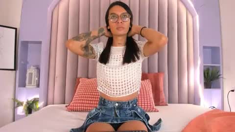 lauraagomezz__ online show from 10.06.25