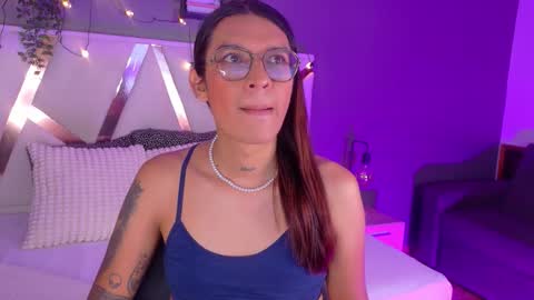 lauraagomezz__ online show from 10.10.25