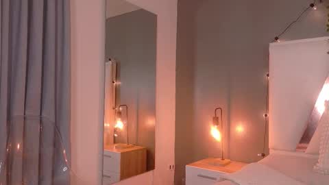 lauraagomezz__ online show from 10.21.25