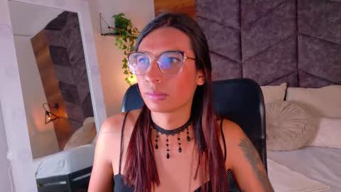 lauraagomezz__ online show from 10.22.25