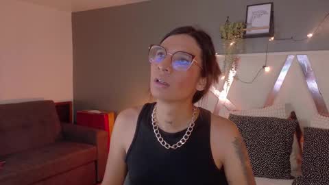 lauraagomezz__ online show from 10.25.25