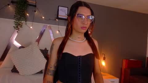 lauraagomezz__ online show from 10.29.25