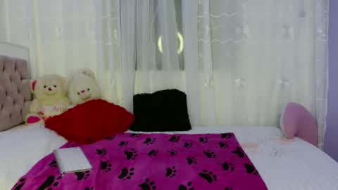 lauracb          online show from 12.05.24