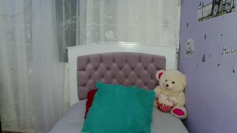 lauracb          online show from 01.05.25