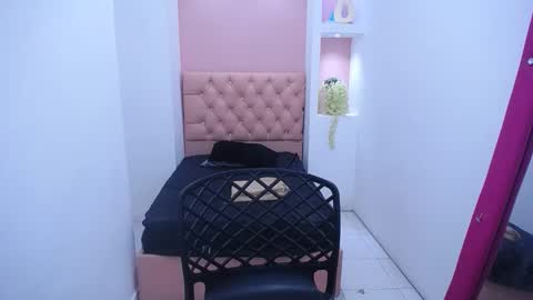 Snapshot of lauramossart chatting on 10.06.25 lauramossart online show from 10.06.25