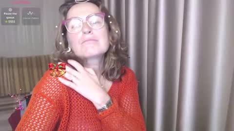 Snapshot of lauraoven1 chatting on 12.01.24 Lauraoven1 online show from 12.01.24