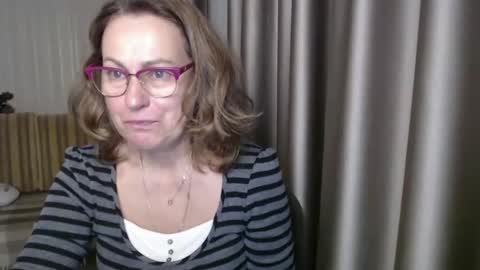 Snapshot of lauraoven1 chatting on 12.18.24 Lauraoven1 online show from 12.18.24
