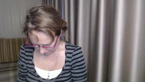Snapshot of lauraoven1 chatting on 12.23.24 Lauraoven1 online show from 12.23.24