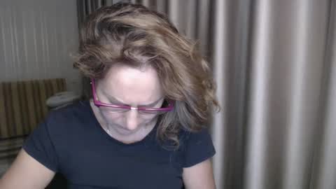 Snapshot of lauraoven1 chatting on 12.30.24 Lauraoven1 online show from 12.30.24