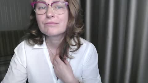 Snapshot of lauraoven1 chatting on 01.05.25 Lauraoven1 online show from 01.05.25