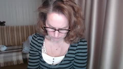 Snapshot of lauraoven1 chatting on 02.12.25 Lauraoven1 online show from 02.12.25