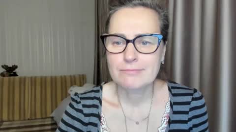Snapshot of lauraoven1 chatting on 02.18.25 Lauraoven1 online show from 02.18.25