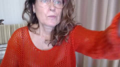 Snapshot of lauraoven1 chatting on 10.08.25 Lauraoven1 online show from 10.08.25