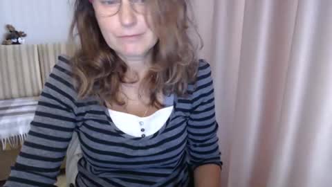 Snapshot of lauraoven1 chatting on 10.17.25 Lauraoven1 online show from 10.17.25