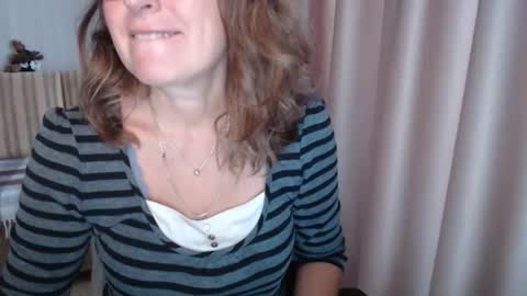 Snapshot of lauraoven1 chatting on 10.18.25 Lauraoven1 online show from 10.18.25
