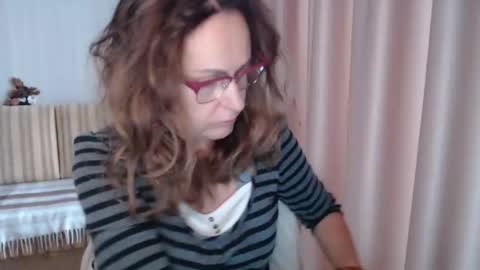 Snapshot of lauraoven1 chatting on 10.21.25 Lauraoven1 online show from 10.21.25