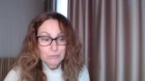 Lauraoven1 online show from 11.12.25