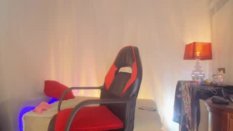 Snapshot of laurasofia45 chatting on 06.25.26 Laura Sofia online show from 06.25.26