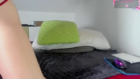 Laura Lara Sommer online show from 12.22.24