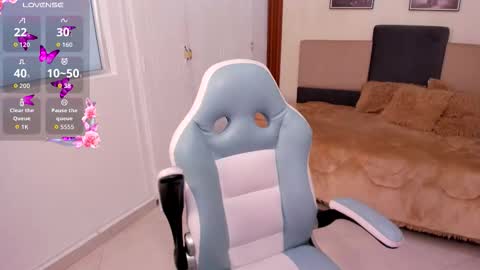 Snapshot of lauren_bigboobs22 chatting on 10.22.25 Lauren online show from 10.22.25