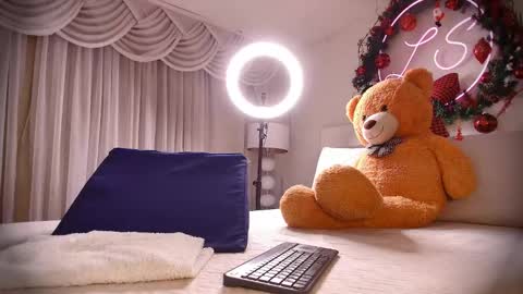 Lauren Saenz online show from 12.28.24