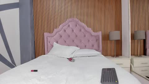 Snapshot of laurensnow1_ chatting on 10.31.25 Lauren  online show from 10.31.25