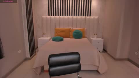 Snapshot of laurentconnor chatting on 10.04.25 Lau online show from 10.04.25