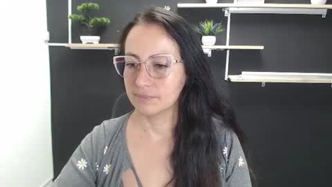 Snapshot of lauryn_jones chatting on 07.01.26 Laury online show from 07.01.26