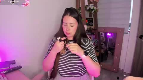 Snapshot of lauu_r chatting on 10.17.25 online show from 10.17.25