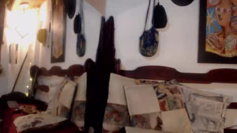 Laye19 online show from 10.15.25