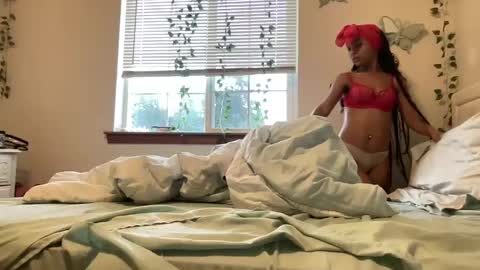 layla online show from 09.29.25