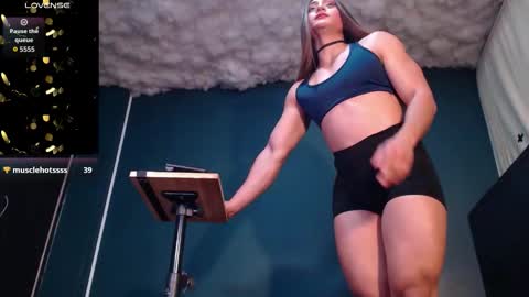 Layla Domina           online show from 09.10.25
