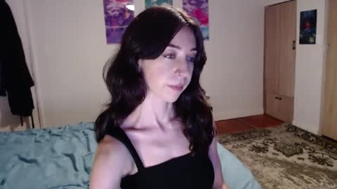 Layla Hex online show from 10.03.25