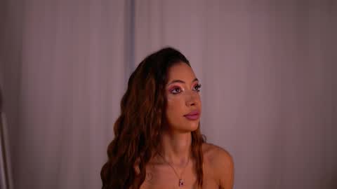 laylakristal online show from 10.08.25