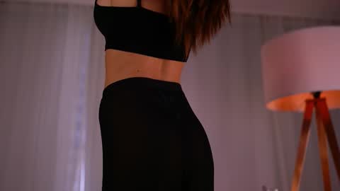 laylakristal online show from 10.10.25