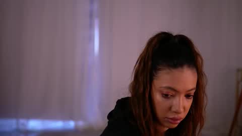 laylakristal online show from 10.12.25