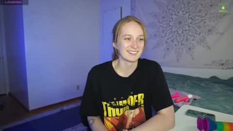 Snapshot of laylas_universe chatting on 09.17.25 Layla Universe online show from 09.17.25