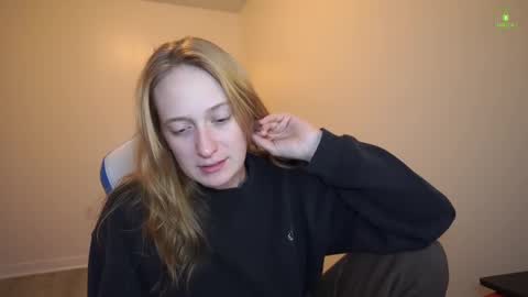 Snapshot of laylas_universe chatting on 11.19.25 Layla Universe online show from 11.19.25