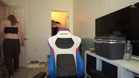 Snapshot of laylas_universe chatting on 11.29.25 Layla Universe online show from 11.29.25