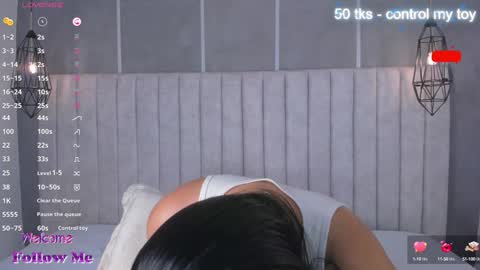 Snapshot of lea_gray chatting on 12.21.24 online show from 12.21.24