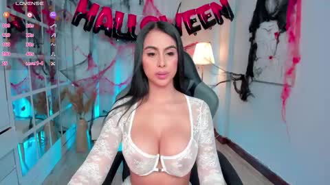 Snapshot of leahjones_ chatting on 10.11.25 Leah Jones online show from 10.11.25