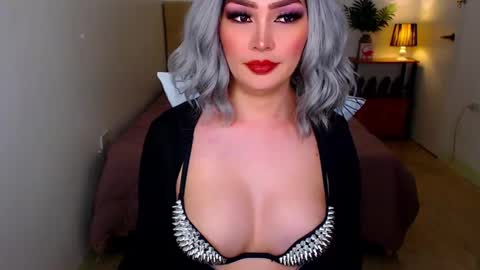 Snapshot of legendaryxqueen chatting on 01.19.25 UR ULTIMATE QUEEN SUSSIE BROWN online show from 01.19.25
